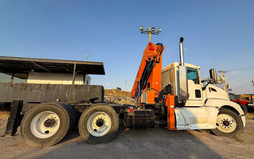 2014 KENWORTH T660 6X4 CON GRUA DE 12 TON. PESATTO