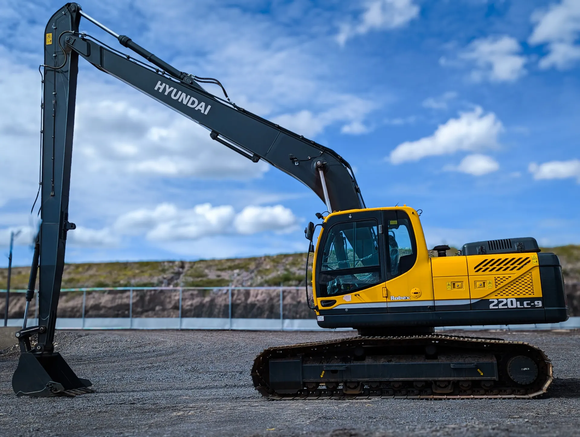 2023 HYUNDAI R220LC-9SB Uso: 2,480 hrs