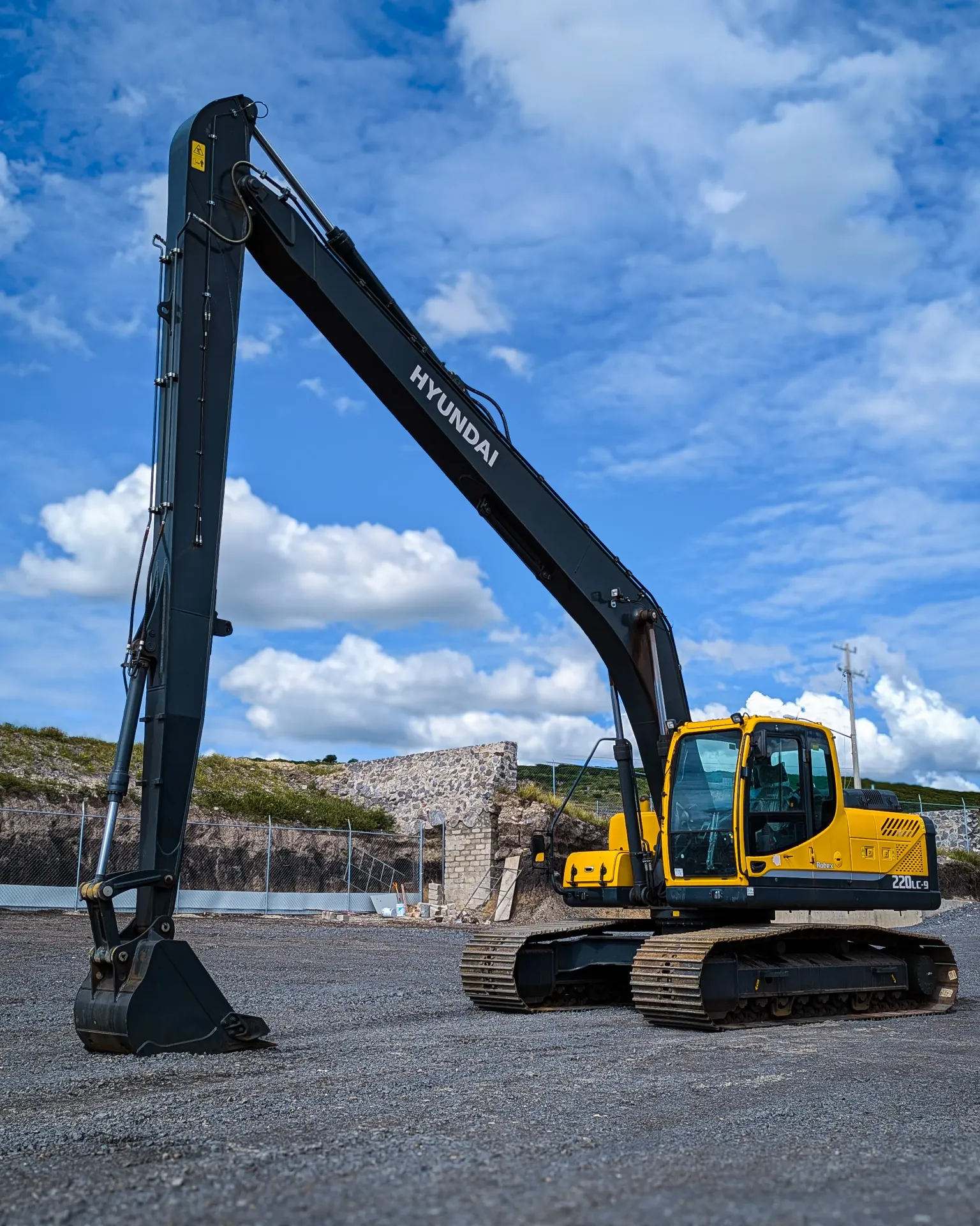 2023 HYUNDAI R220LC-9SB Uso: 874 hrs